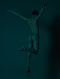 Thumbnail Naked girl from the back jumping by Stefan Rappo